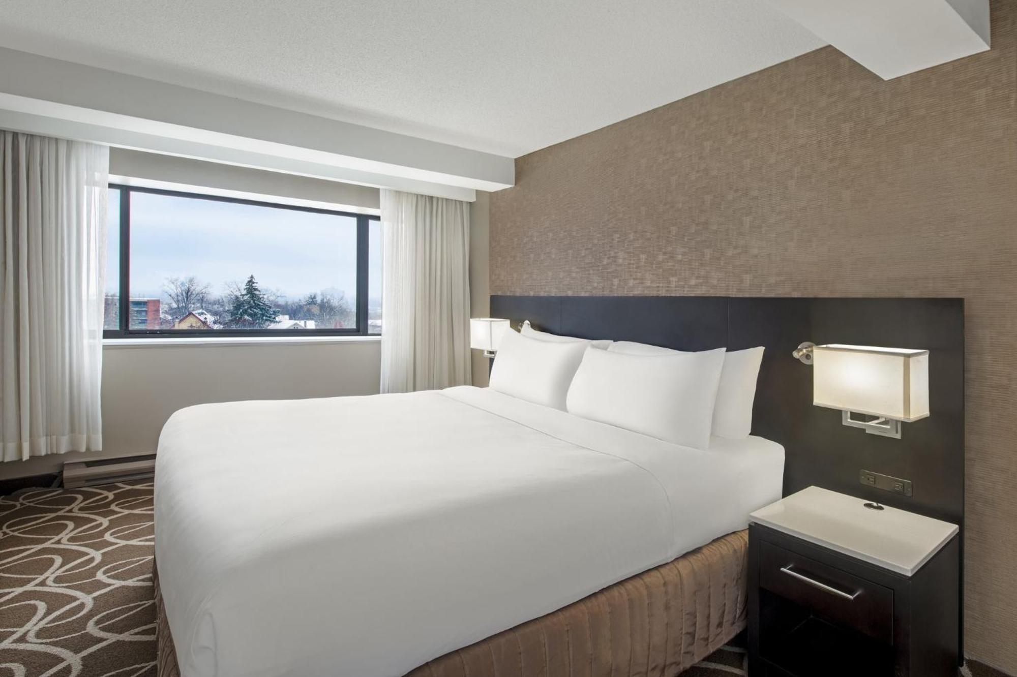 Crowne Plaza Kitchener-Waterloo, An Ihg Hotel Dış mekan fotoğraf